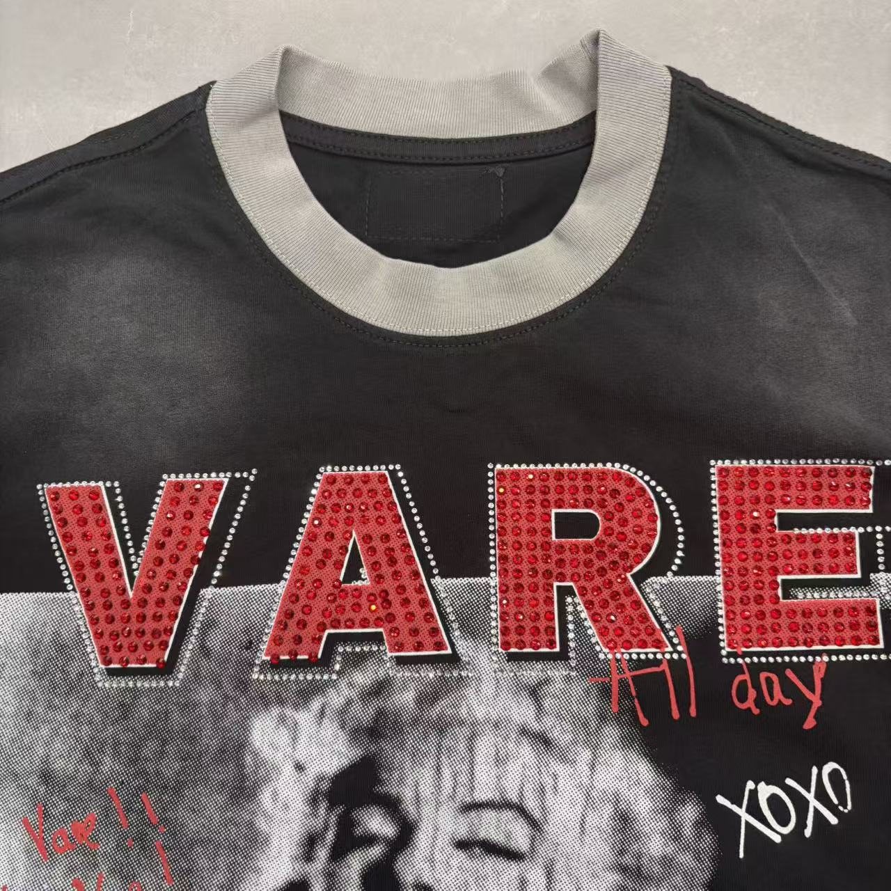 VARE ALL DAY Portrait Graphic Contrast-Sleeve T-Shirt — detail